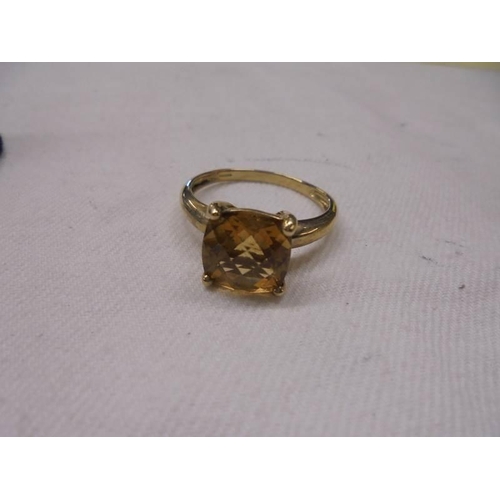1090 - A 9ct gold ring, size U, 3.1 grams.