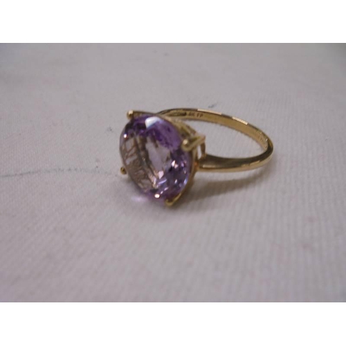 1093 - A 9ct gold ring, size U, 3.8 grams.