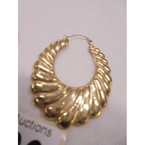 1096 - A pair of 9ct gold earrings, size 4.8 grams.