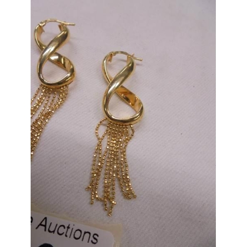 1100 - A pair of 9ct gold earrings, size 4.2 grams.