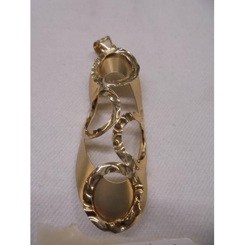 1102 - A 9ct gold pendant, 5 grams.