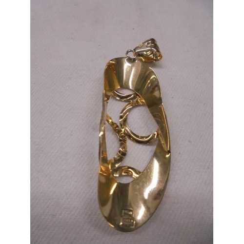 1102 - A 9ct gold pendant, 5 grams.