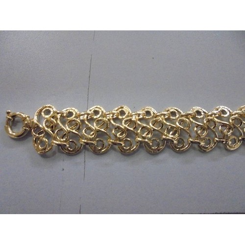 1079 - A 9ct gold bracelet, 12.8 grams.