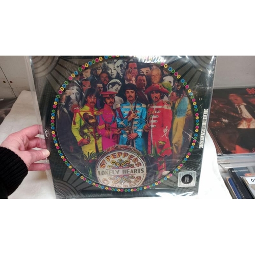 432 - The Beatles Abbey Road & Sargeant Peppers picture discs, excellent condition