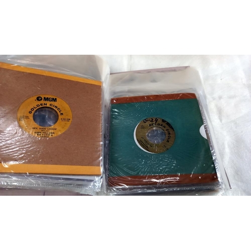 471 - Folder of Hank Williams Golden Circle 45s 20+ records