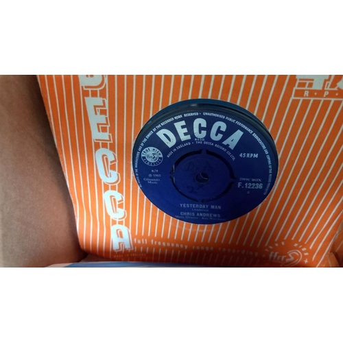 729 - Box of Decca Singles, mostly in very good condition and a few 455