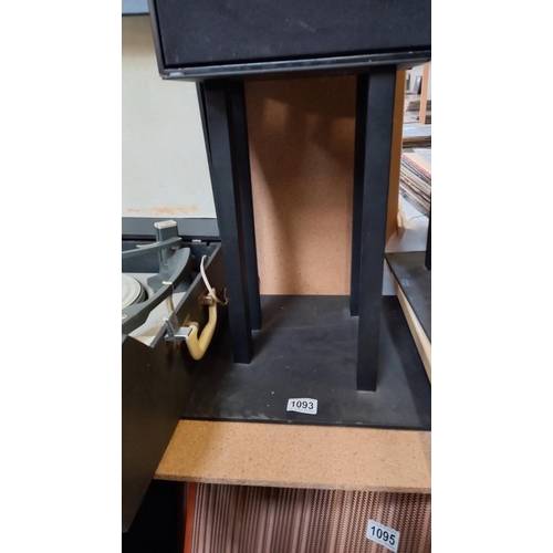 1093 - A pair of speaker stands