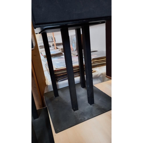 1093 - A pair of speaker stands