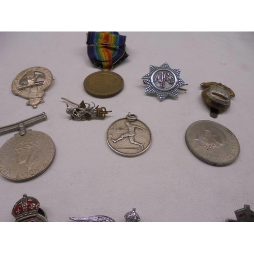 1125 - A quantity of medals, badges etc., including WW1 medal of Pte T Newtons, Leicester Rifles.