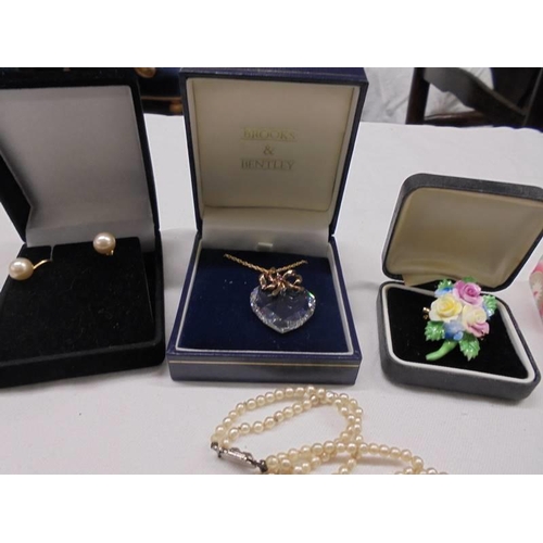 1126 - A mixed lot of good quality brooches, pearl necklaces etc.,