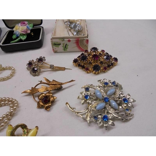 1126 - A mixed lot of good quality brooches, pearl necklaces etc.,