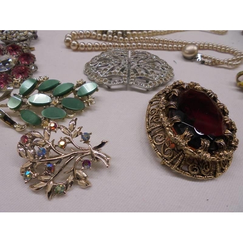 1126 - A mixed lot of good quality brooches, pearl necklaces etc.,