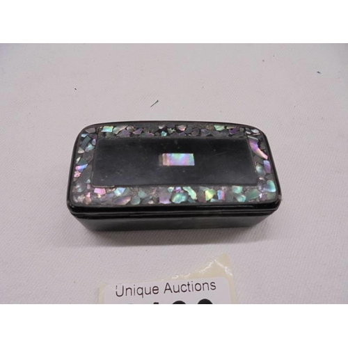 1130 - A lacquer and mother of pearl snuff box.