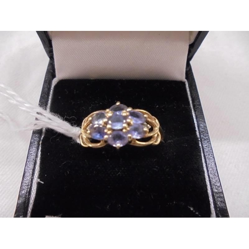 1136 - A 9ct golf cluster ring, size Q, 2,2 grams.