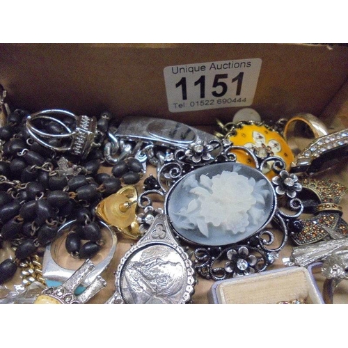 1151 - A mixed lot of jewellery including silver items, 9ct gold ring, earrings, brooches and a Coalport fi... 