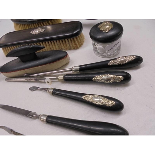 1161 - A vintage vanity/manicure set.