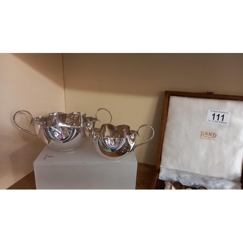 111 - A boxed set of 6 Kings pattern teaspoons, 2 sets of silver plate milk jug and sugar bowls and a silv... 