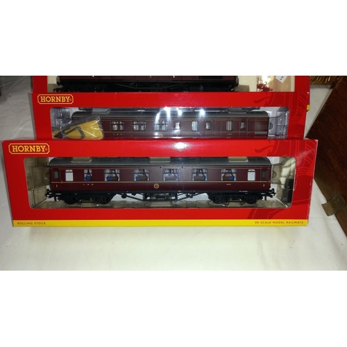 187 - Hornby R4230A, R4230B, R4230C, LMS coaches and R4155 LMS Royal Mail coach set