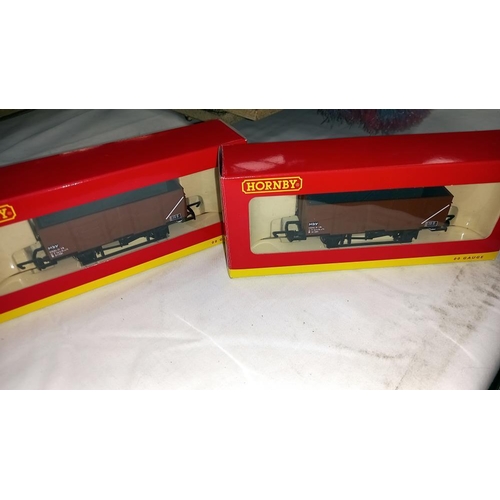 200 - Hornby R6400 x 3 R6347A x 2 rolling stock