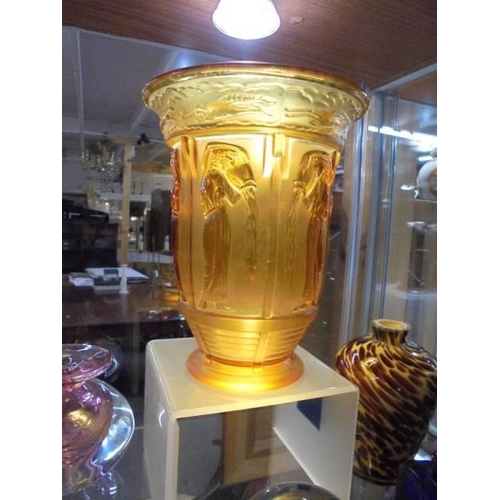 1430 - An art deco glass vase and five other items of glassware.