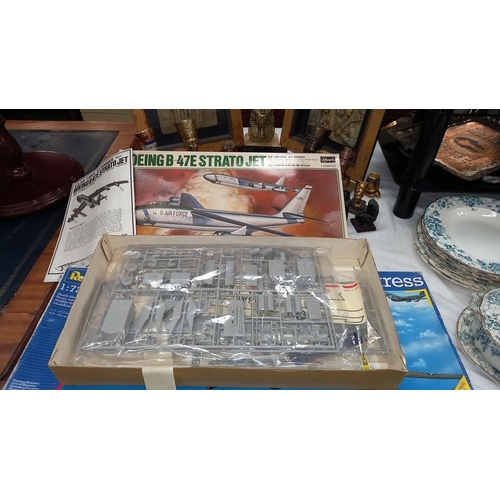 277 - A boxed Hasegawa Boeing B-47E Strato jet US Airforce jet bomber 1.72 scale and a Revelle 04608 1.71 ... 