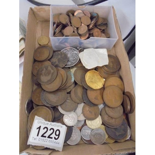 1229 - A mixed lot of coins and bank notes.