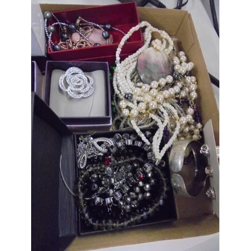 1237 - A mixed lot of good quality costume jewellery including stands