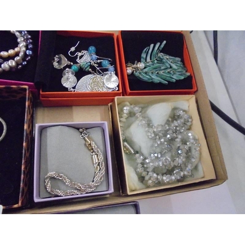 1238 - A mixed lot of good quality costume jewellery,