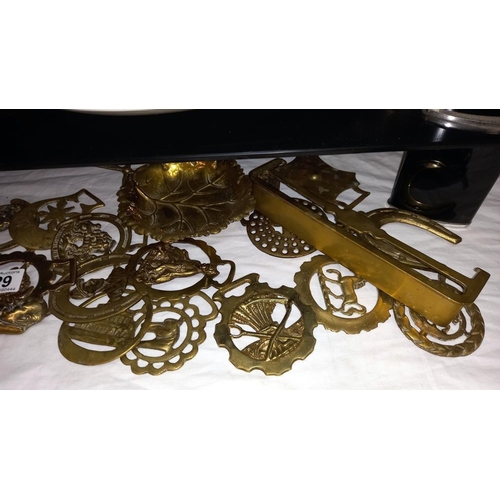 329 - A quantity of horse brasses