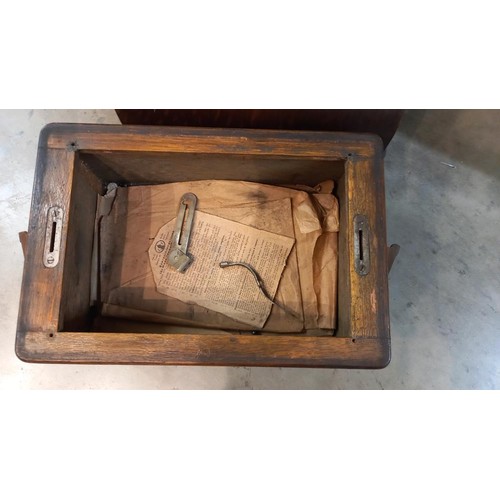 1350 - An Edison Standard Phonograph case (no workings box is empty).