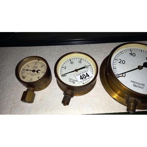 404 - 2 pressure gauges and 1 vacuum gauge