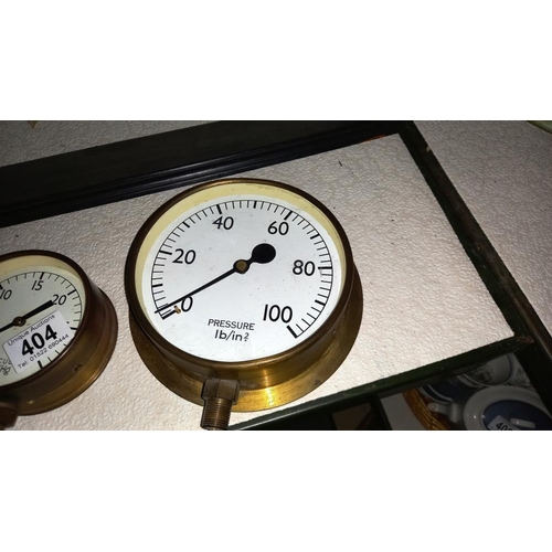 404 - 2 pressure gauges and 1 vacuum gauge