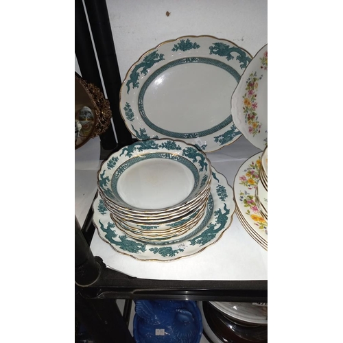 475 - A Booths dragon part dinner set and a Colclough floral dinner ware set