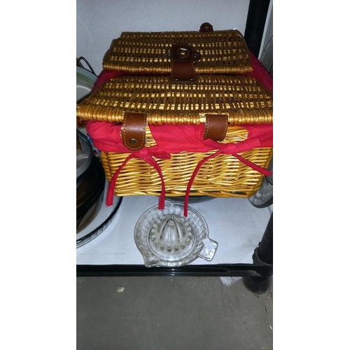 476 - A shelf of kitchenalia including Pyrex, chicken egg dish, wicker basket etc