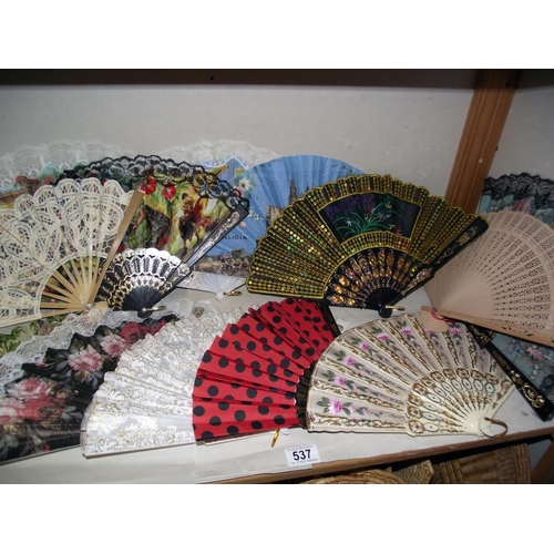 537 - A good lot of approximately 12 fans