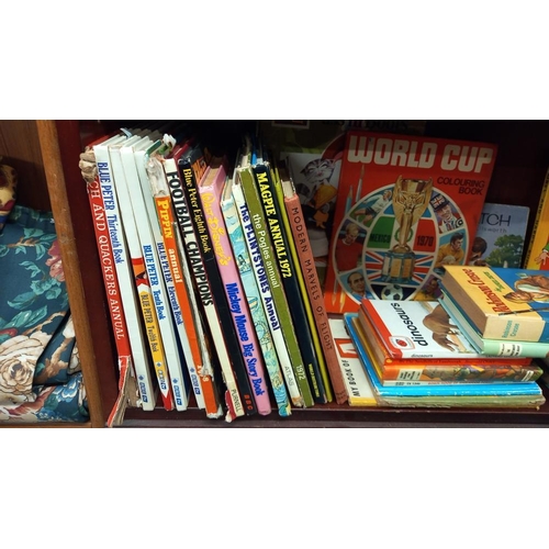 558 - A quantity of annuals including Laurel and Hardy, Basil Brush etc plus quantity of books including E... 