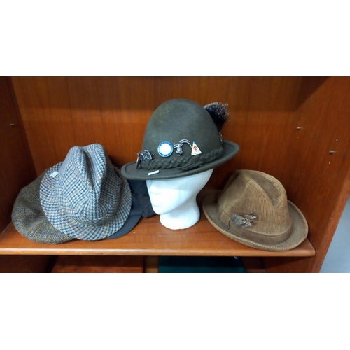 559 - A good lot of ladies and gents hats (1 gents hat includes many pin badges)