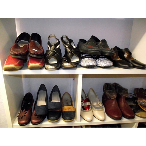 576 - A good lot of ladies and gents shoes, approximately 30 pairs in total, ladies size 6, men's size 9, ... 