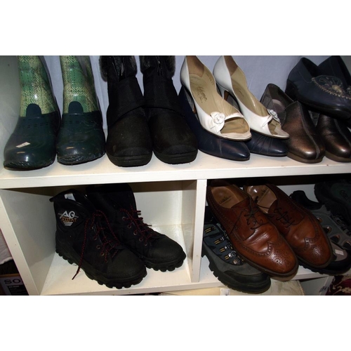 576 - A good lot of ladies and gents shoes, approximately 30 pairs in total, ladies size 6, men's size 9, ... 