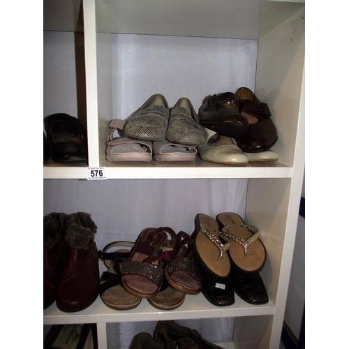 576 - A good lot of ladies and gents shoes, approximately 30 pairs in total, ladies size 6, men's size 9, ... 