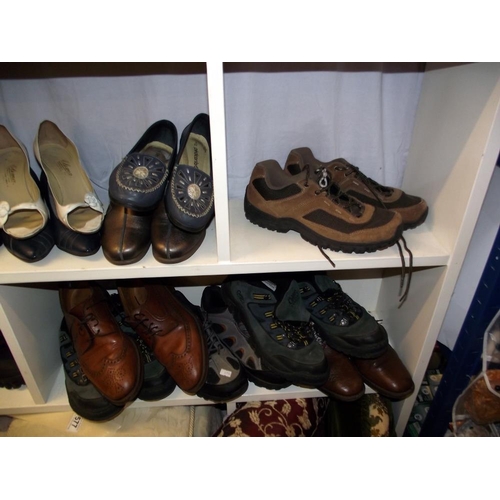 576 - A good lot of ladies and gents shoes, approximately 30 pairs in total, ladies size 6, men's size 9, ... 