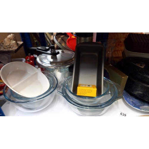 639 - A quantity of kitchenalia including Pyrex, Tupperware, roasting tin etc  COLLECT ONLY