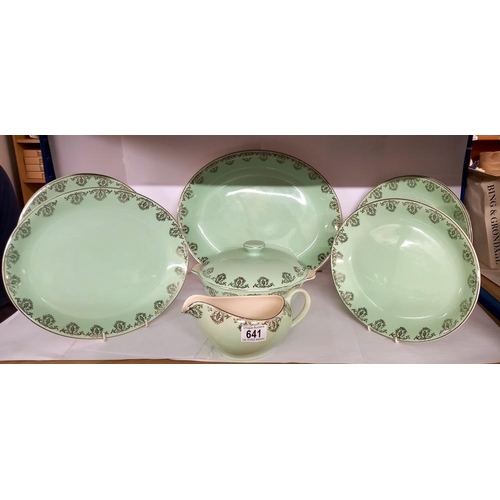 641 - A quantity of Alfred Meakin dinnerware including 3 meat platters, tureen, gravy boat and 4 dinner pl... 