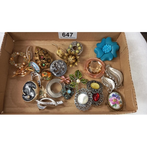 647 - In excess of 20 vintage brooches