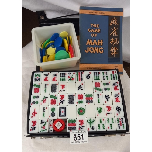 651 - A Mah-jong set, tile sizes 3cm x 2cm x 0.5cm depth