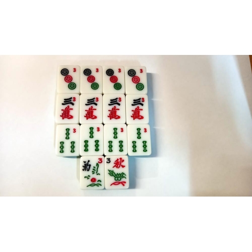 651 - A Mah-jong set, tile sizes 3cm x 2cm x 0.5cm depth