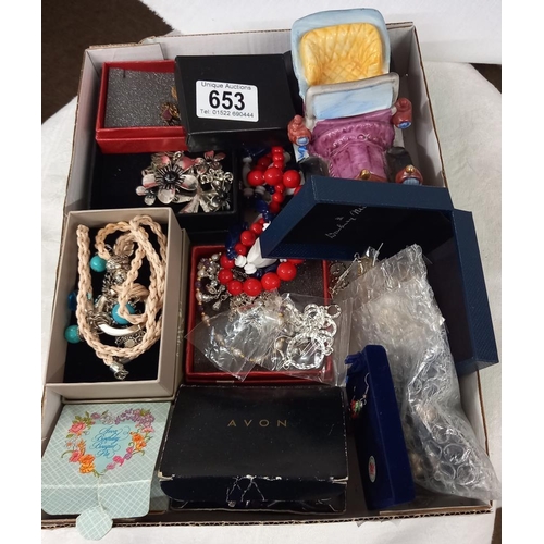 653 - A mixed lot of costume jewellery