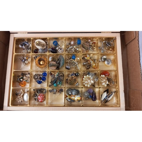 659 - A mixed lot of earrings, both pairs and singles