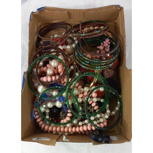 660 - A mixed lot of costume jewellery