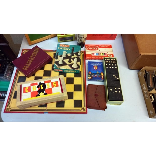 712 - A selection of old games etc including chess, draughts, dominoes